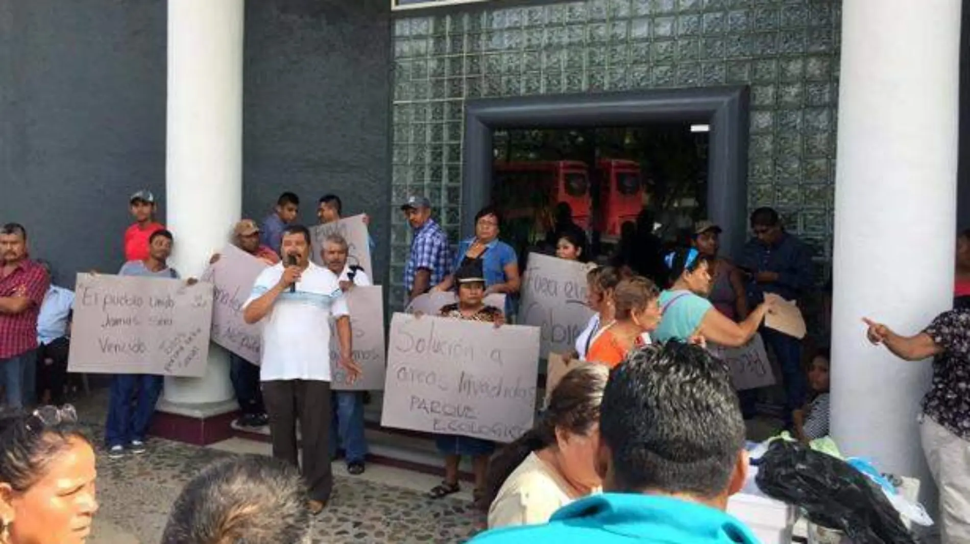 Acapulco - bloquean el palacio federal